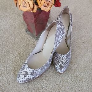 Nine West 4" platform pumps, size 9, gray/off white snake pattern